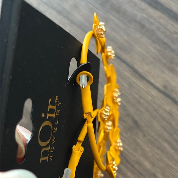 nOir Jewelry Vibrant Yellow Floral Earrings - Picture 3 of 4